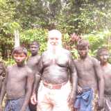 Jos� con alcuni bambini yanomami
